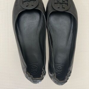 Tory Burch Reva Black Leather Logo Round-Toe Ballet Flats